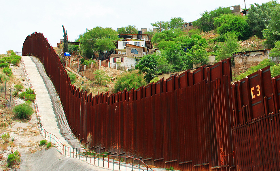 A border barrier between the United States and Mexico